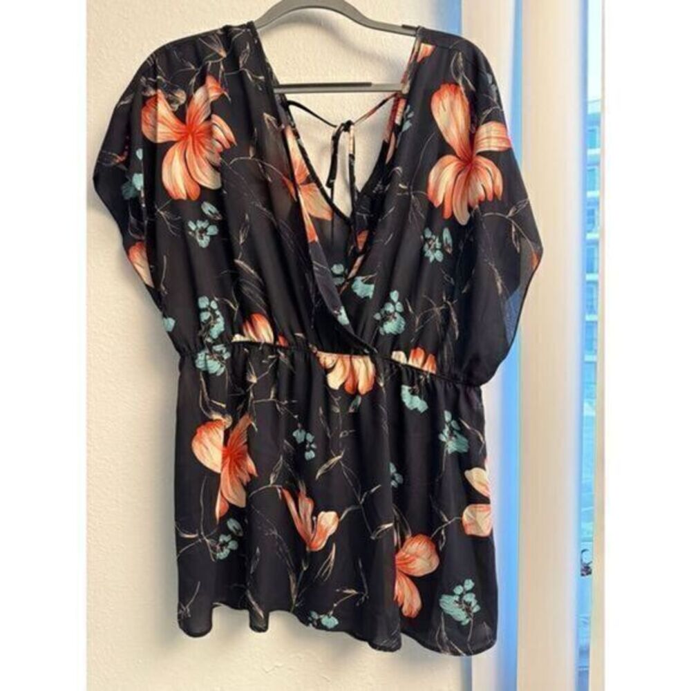 Torrid Floral Hawaiian Relaxed Split Neck and Back Tab Sleeve Shirt (Size: 2)